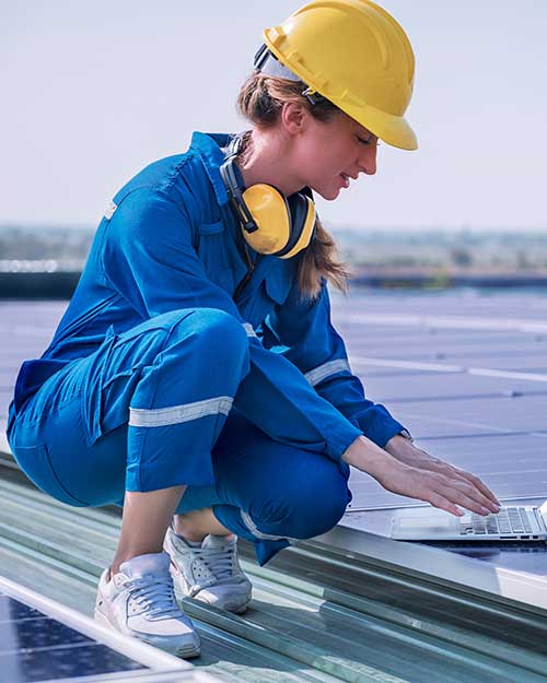 Mujer trabajando en una instalación fotovoltaica