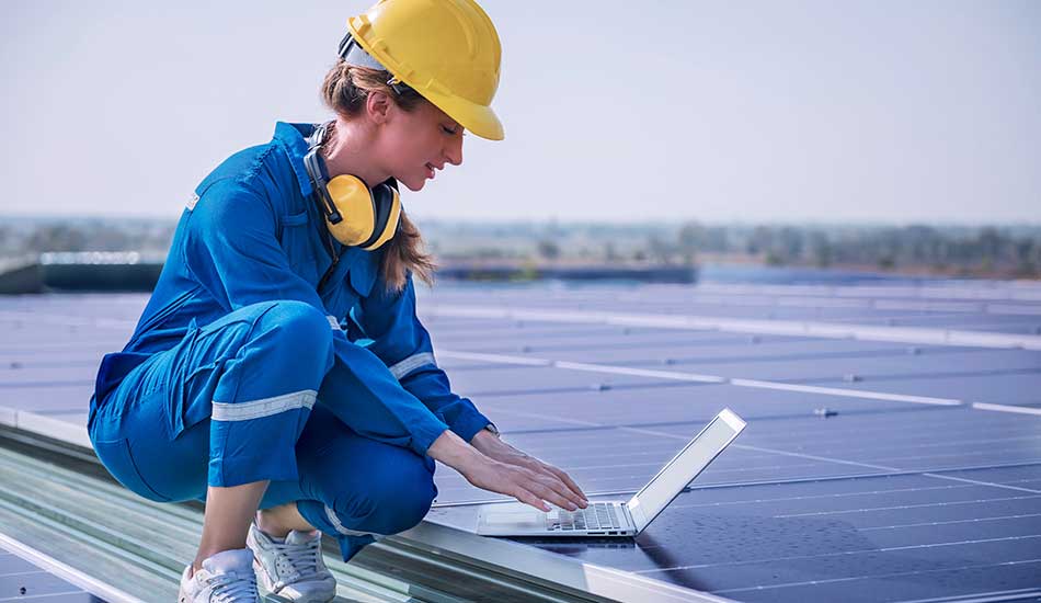 Mujer trabajando en una instalación fotovoltaica