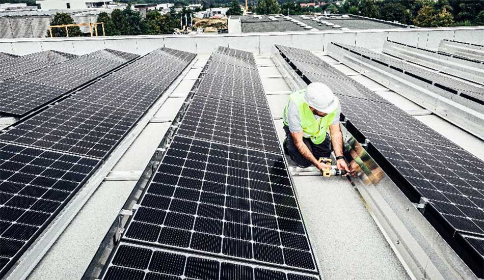 Trabajador instalando módulos fotovoltaicos