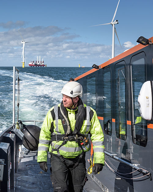 vista de parque eólico marino desde un barco de servicio