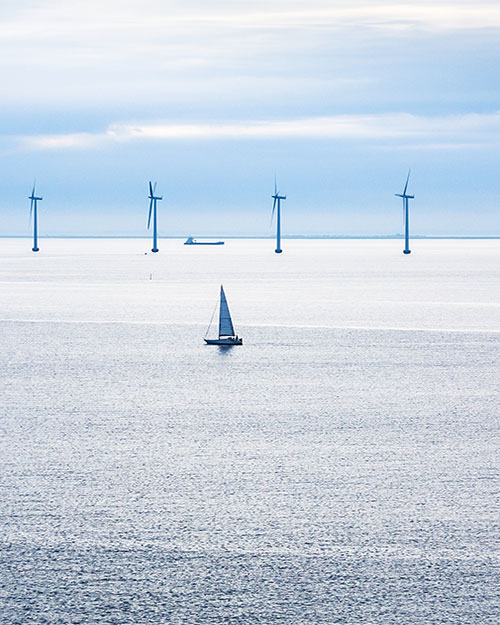 parque eólico marino en alta mar