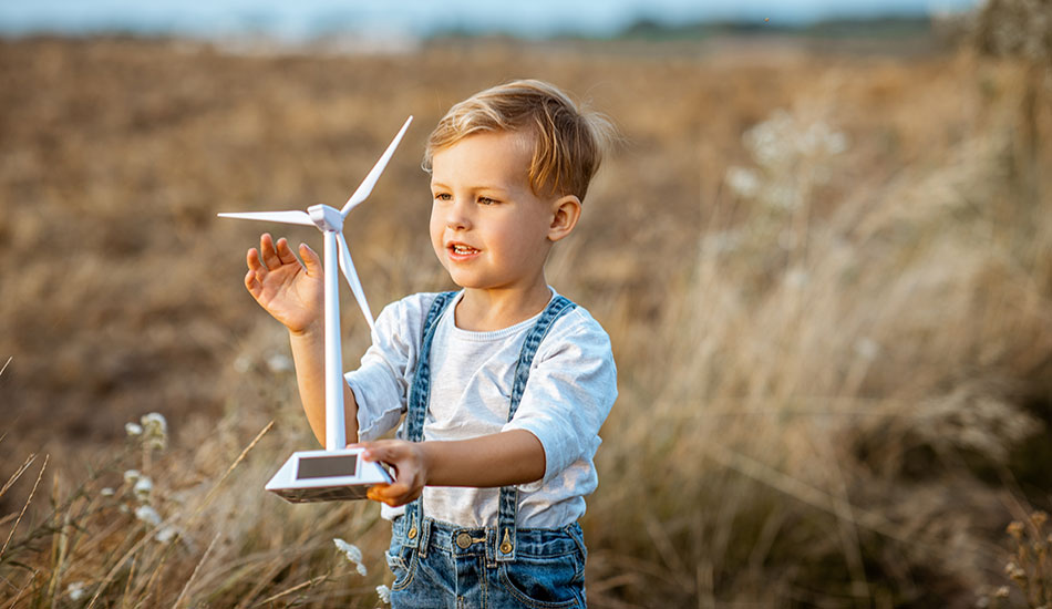 niño jugando con aerogenerador