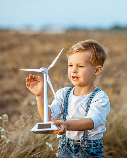 niño jugando con aerogenerador