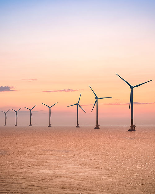 parque eólico marino a al atardecer