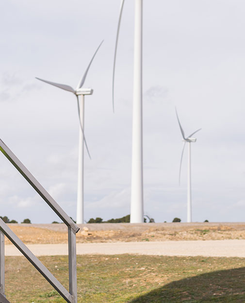 trabajador en un parque eólico
