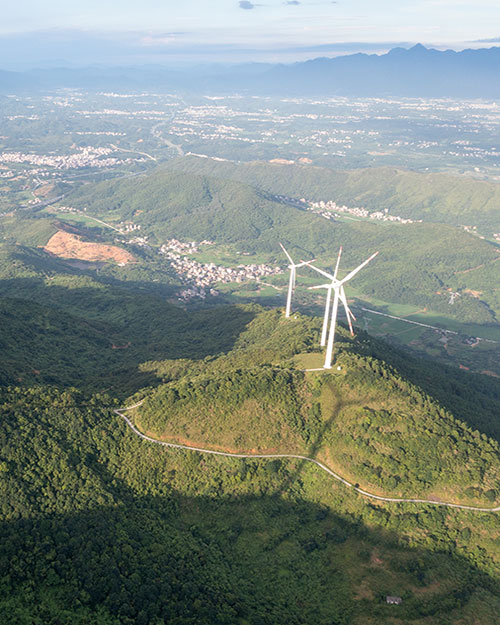 vista aérea de un parque eólico terrestre