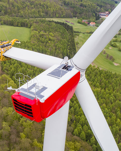 aerogenerador en fase de montaje