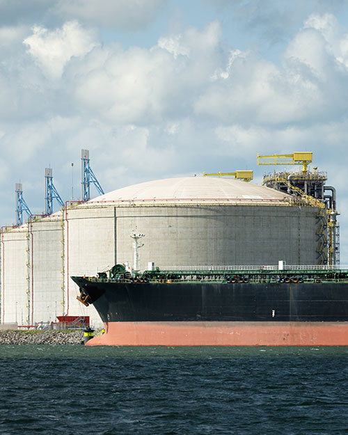 tanques de gas en regasificadora