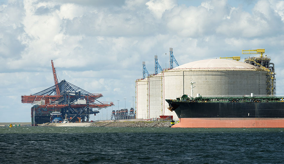 tanques de gas en regasificadora