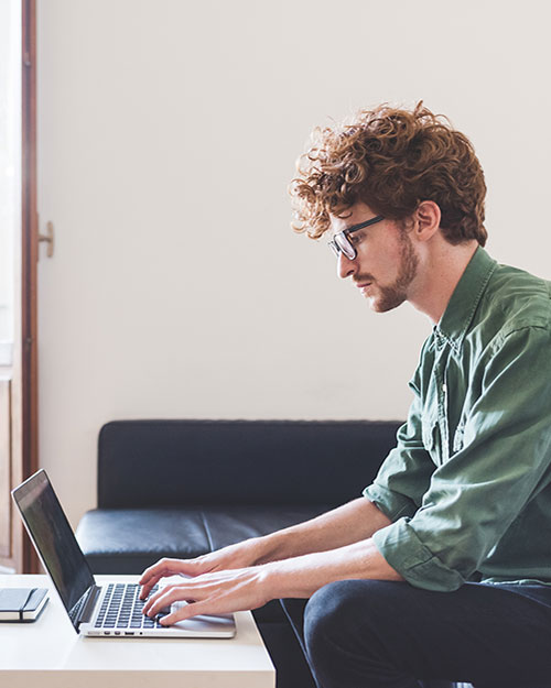 chico mirando el ordenador