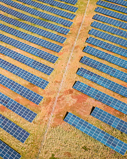 vista cenital de una planta fotovoltaica sobre suelo