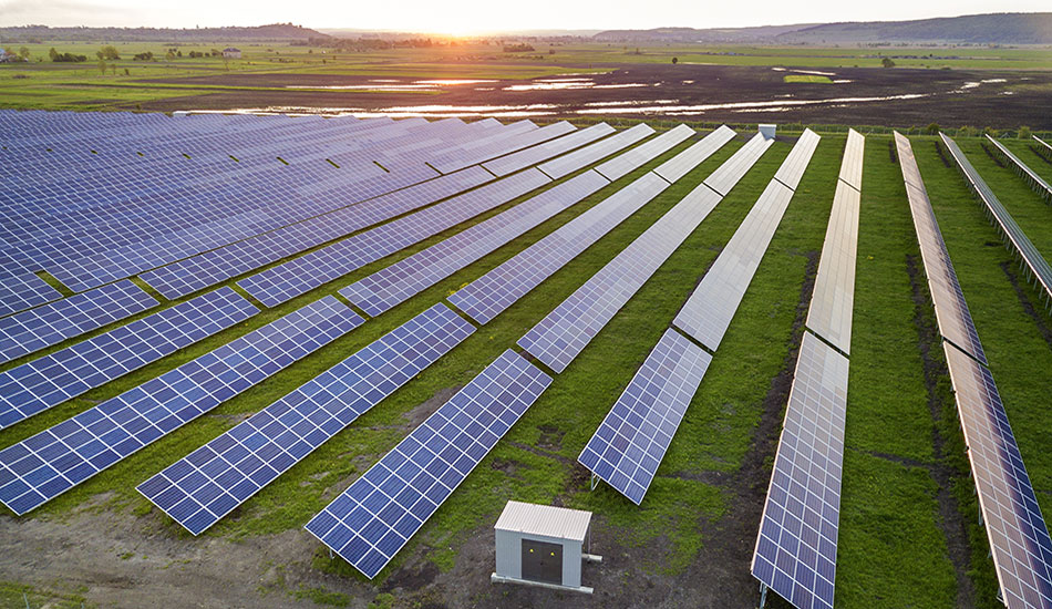 atardecer en una planta fotovoltaica