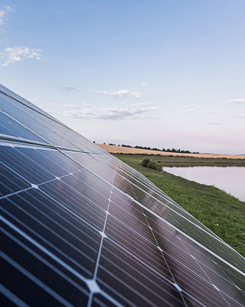 planta solar junto a un lago