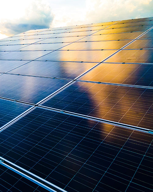 reflejo de nubes en un panel solar