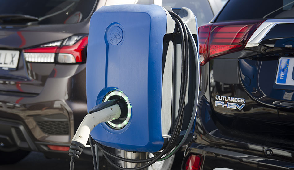 cargando coche eléctrico