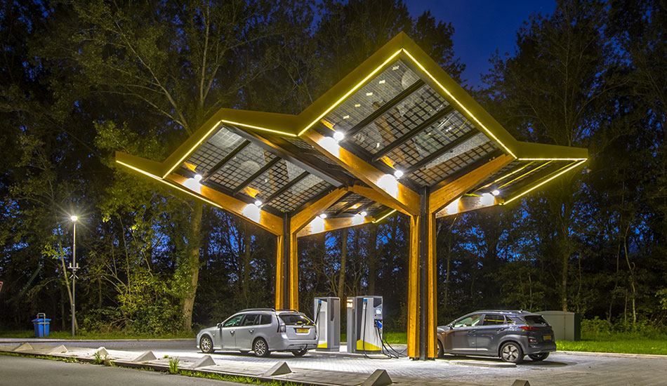 coches eléctricos cargando en pérgola fotovoltaica