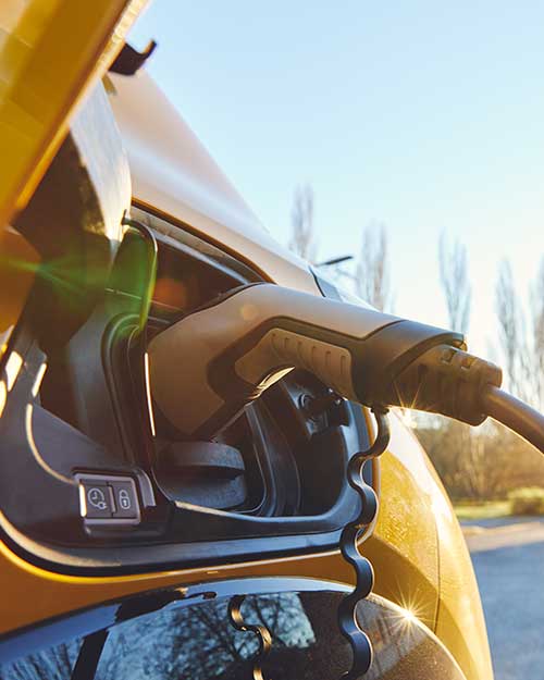 Coche eléctrico enchufado