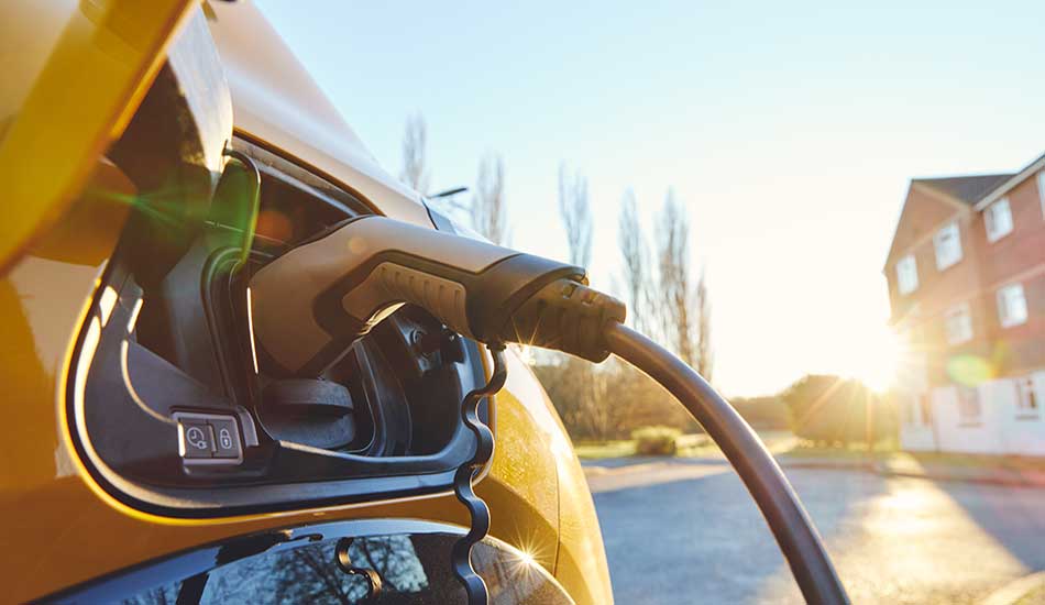 Coche eléctrico enchufado