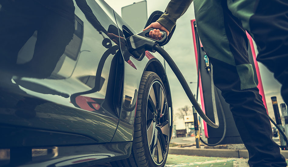 vehículo eléctrico cargando