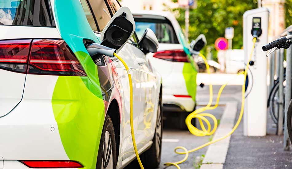 Vehículos eléctricos cargando en punto de recarga